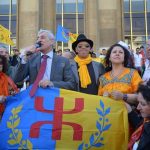 Ferhat Mehenni harangue des militants du MAK à Paris. D. R.